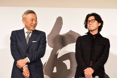 左から阿部秀司、吉岡秀隆。