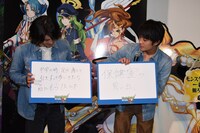 子供の頃の思い出を書いたフリップを見せる斉藤慶太（左）と斉藤祥太（右）。