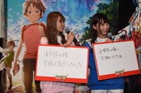 同じ答えが書かれたフリップを見せるmim（左）とmam（右）。