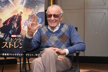 ドクター・ストレンジ風のポーズを取るスタン・リー。