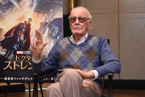 「シリアスな雰囲気にするね」と言いながらドクター・ストレンジ風のポーズを取るスタン・リー。