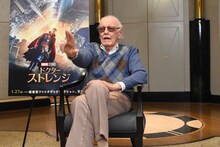 「シリアスな雰囲気にするね」と言いながらドクター・ストレンジ風のポーズを取るスタン・リー。