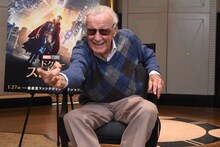 ドクター・ストレンジ風のポーズを要求されると、「これかな？」と笑いながらわざとスパイダーマンのポーズを取るスタン・リー。