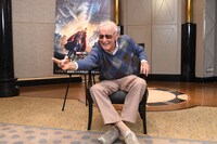 ドクター・ストレンジ風のポーズを要求されると、「これかな？」と笑いながらわざとスパイダーマンのポーズを取るスタン・リー。