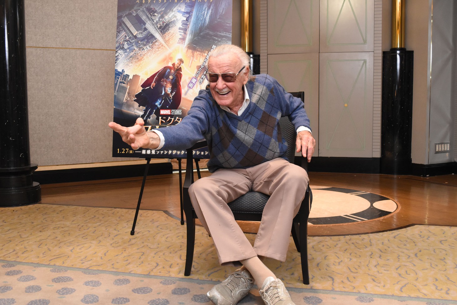 ドクター・ストレンジ風のポーズを要求されると、「これかな？」と笑いながらわざとスパイダーマンのポーズを取るスタン・リー。