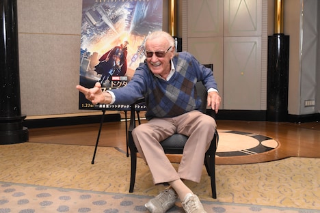 ドクター・ストレンジ風のポーズを要求されると、「これかな？」と笑いながらわざとスパイダーマンのポーズを取るスタン・リー。