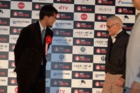 スタン・リー（右）と対面した竹内涼真（左）。