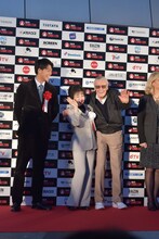 左から竹内涼真、山東昭子、スタン・リー。