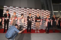 テープカットの様子。