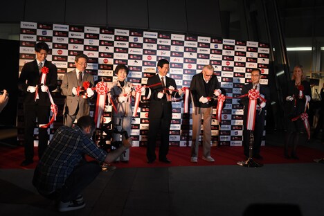 テープカットの様子。