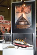 「タイタニック」の模型と、撮影で使用された食器。