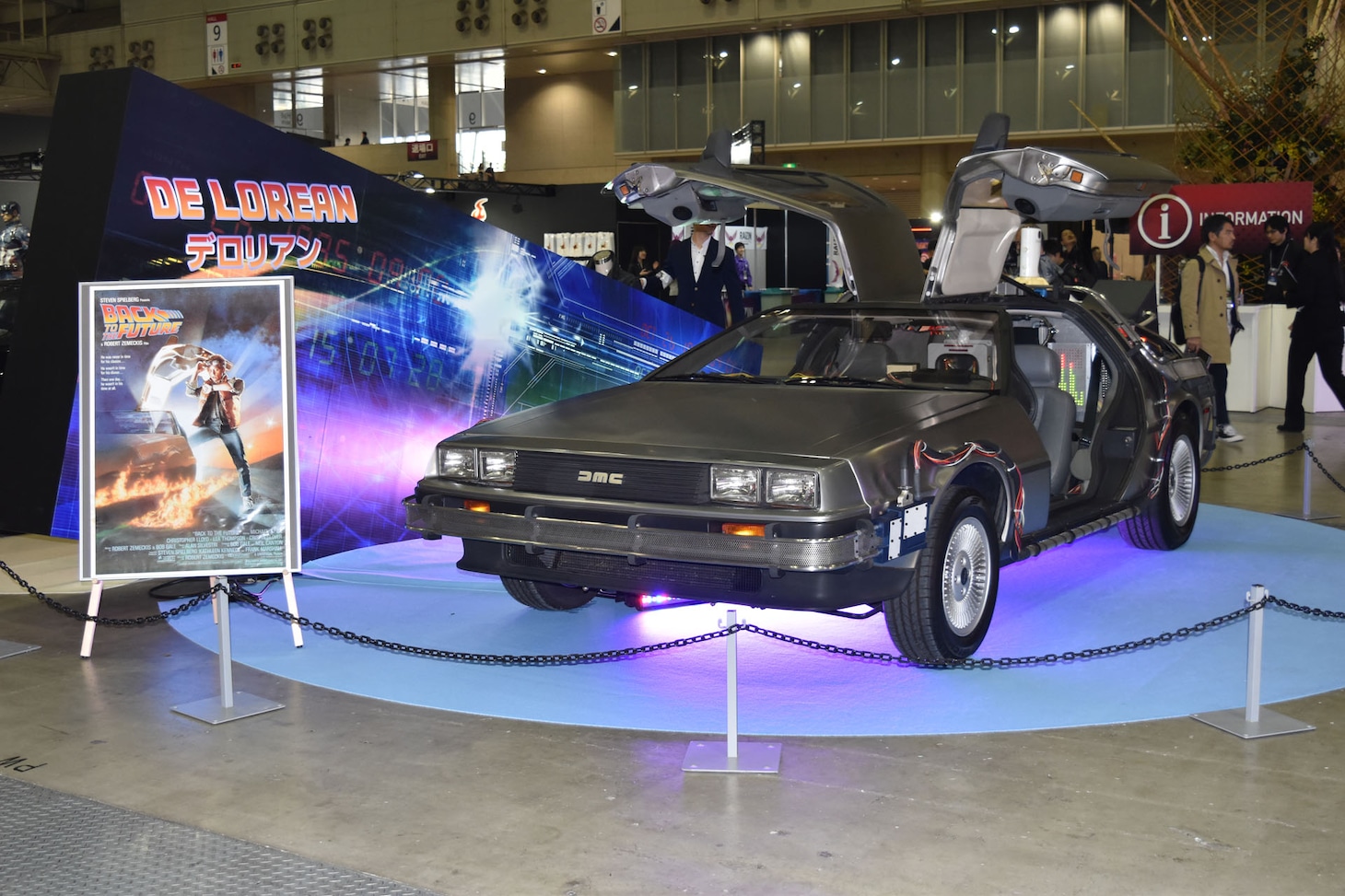 「バック・トゥ・ザ・フューチャー」のデロリアン。