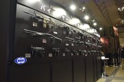 「バイオハザード」シリーズの武器展示。