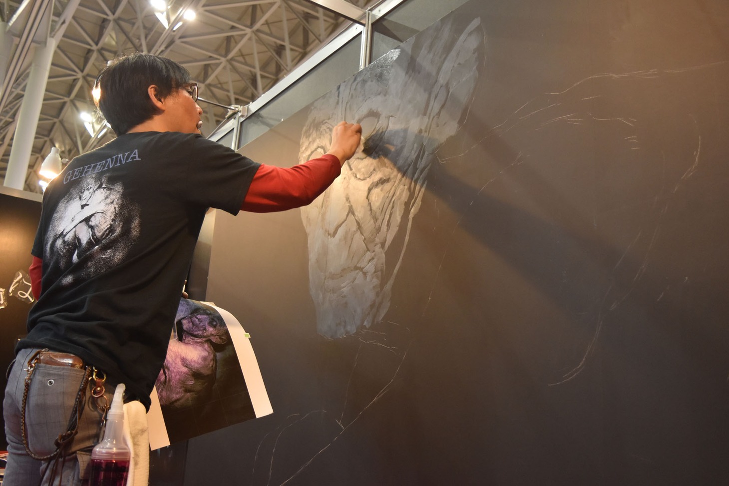 「GEHENNA」の展示コーナーより、ライブペインティングの様子。