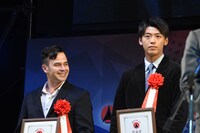 左からダニエル・ローガン、竹内涼真。