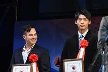 左からダニエル・ローガン、竹内涼真。