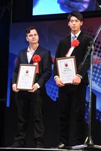 左からダニエル・ローガン、竹内涼真。