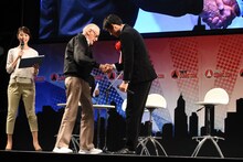 スタン・リー（中央）と握手する竹内涼真（右）。