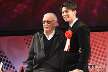 左からスタン・リー、竹内涼真。