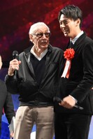 左からスタン・リー、竹内涼真。