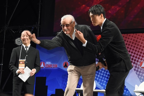 前列左からスタン・リー、竹内涼真。