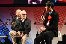 スタン・リー（左）に、英語でメッセージを伝える竹内涼真（右）。