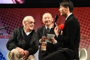 スタン・リー（左）に、英語でメッセージを伝える竹内涼真（右）。