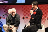 スタン・リー（左）に、英語でメッセージを伝える竹内涼真（右）。