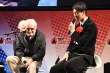 スタン・リー（左）に、英語でメッセージを伝える竹内涼真（右）。