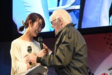 女性司会者に話しかけるスタン・リー（右）。