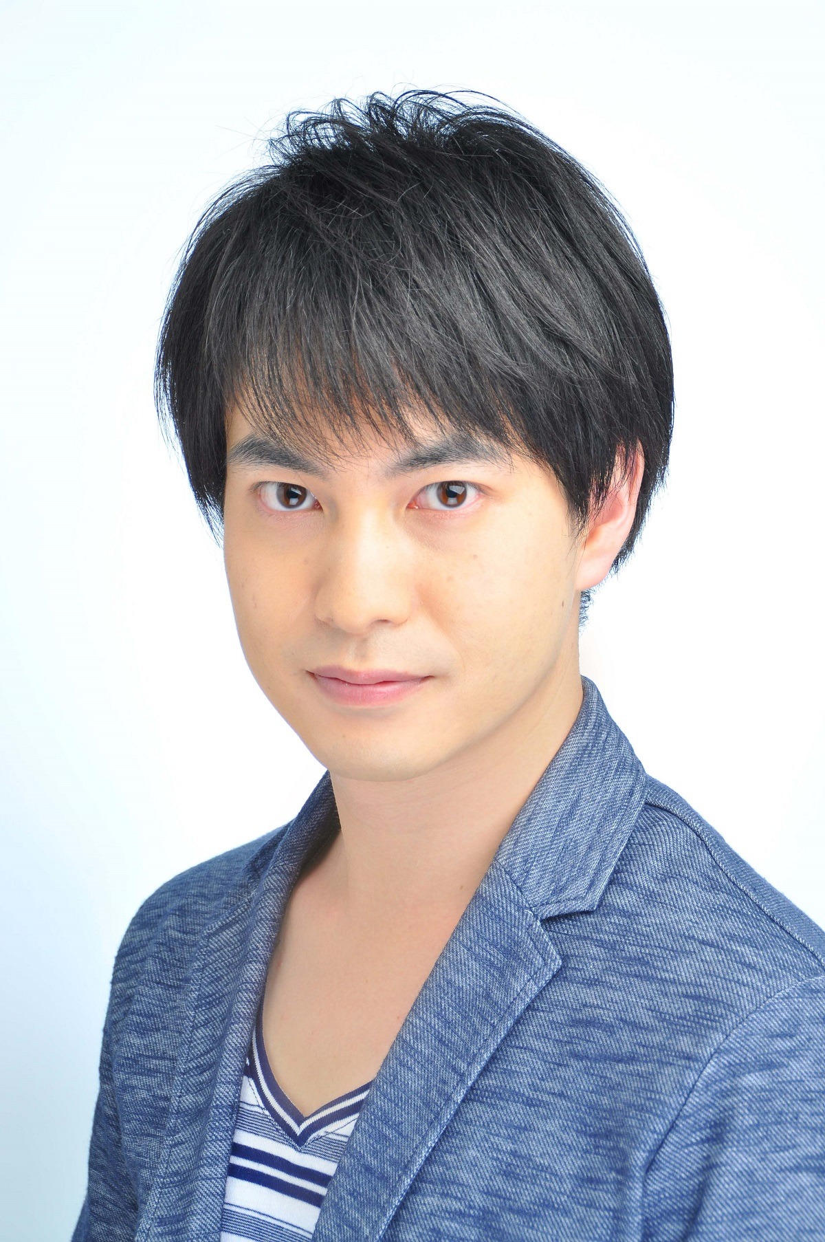 霧島関人役の小林裕介。