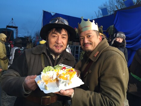 左からジャッキー・チェン、池内博之。