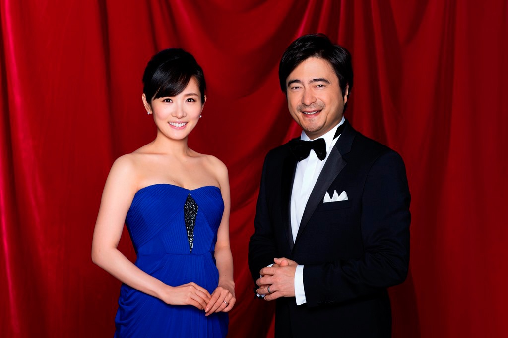 左から高島彩、ジョン・カビラ。