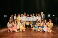 「ポッピンQ」イベントにて、後列が声優キャストと監督の宮原直樹。前列がQuesty。