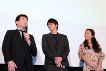 左から佐藤二朗、向井理、木村文乃。