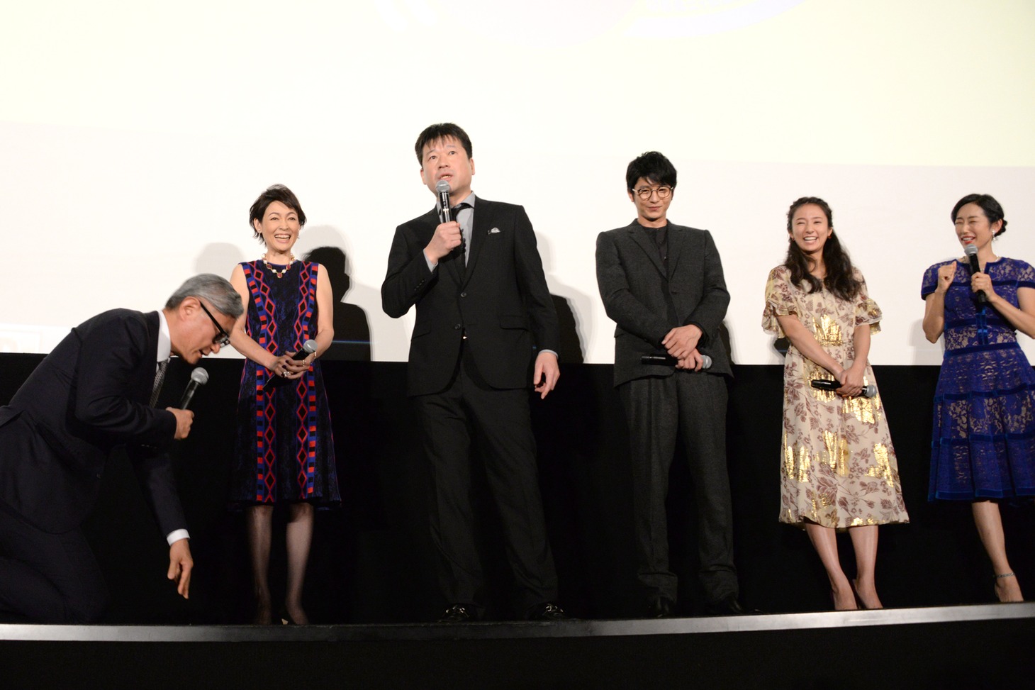 黒谷友香（右端）の撮影中の苦労エピソードを受け、土下座する堤幸彦（左端）。