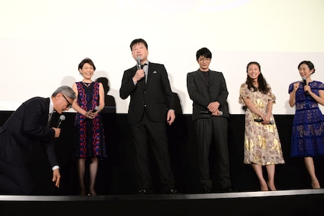 黒谷友香（右端）の撮影中の苦労エピソードを受け、土下座する堤幸彦（左端）。