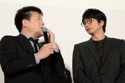 佐藤二朗（左）のトークを受け、わざと“無の表情”をしてみせる向井理（右）。