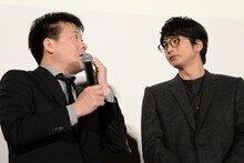 佐藤二朗（左）のトークを受け、わざと“無の表情”をしてみせる向井理（右）。