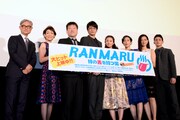 「RANMARU 神の舌を持つ男～（中略）～鬼灯デスロード編」初日舞台挨拶にて、左から堤幸彦、財前直見、佐藤二朗、向井理、木村文乃、木村多江、黒谷友香、永瀬匡。