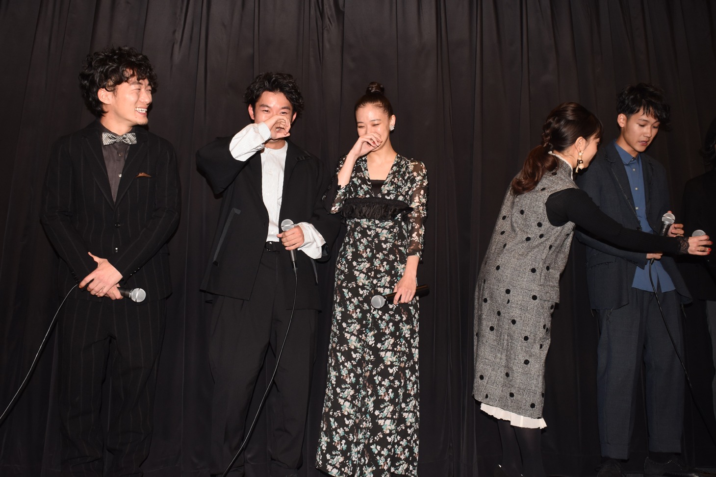 楽しげに言葉を交わす登壇者たち。