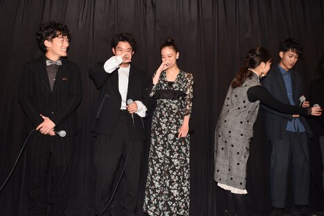 楽しげに言葉を交わす登壇者たち。