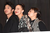 左から太賀、蒼井優、高畑充希。