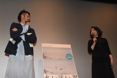 左からオダギリジョー、西川美和。