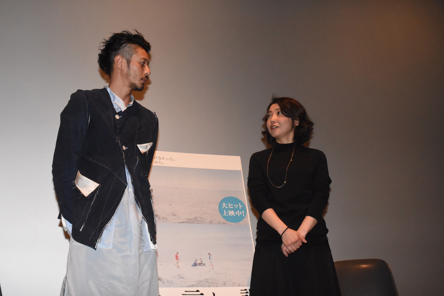 左からオダギリジョー、西川美和。