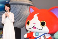 左から浜辺美波とジバニャン。