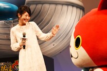 左から浜辺美波とジバニャン。