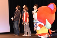 空飛ぶクジラを見上げる出演者たちとジバニャン。