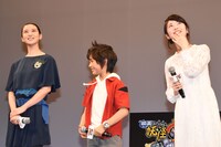 空飛ぶクジラを見上げる出演者たち。