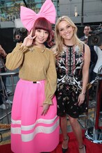 左からきゃりーぱみゅぱみゅ、リース・ウィザースプーン。